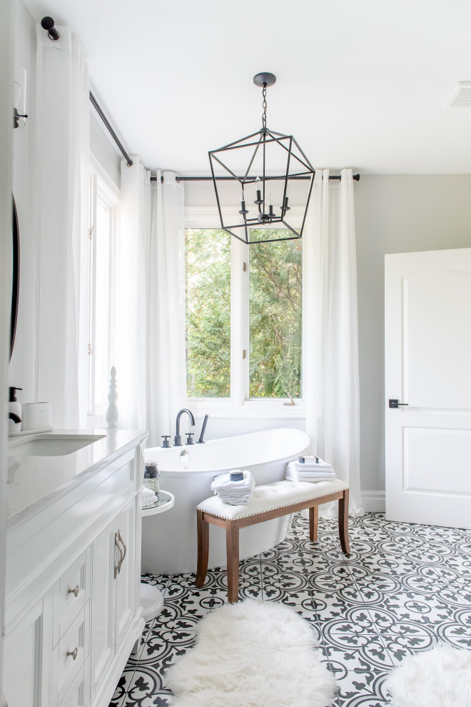 Inspiration for a transitional home design remodel in Toronto