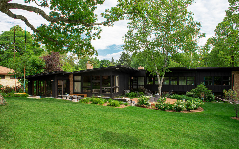 Cette image montre un jardin arrière vintage de taille moyenne et l'été avec un foyer extérieur, une exposition ensoleillée et une terrasse en bois.