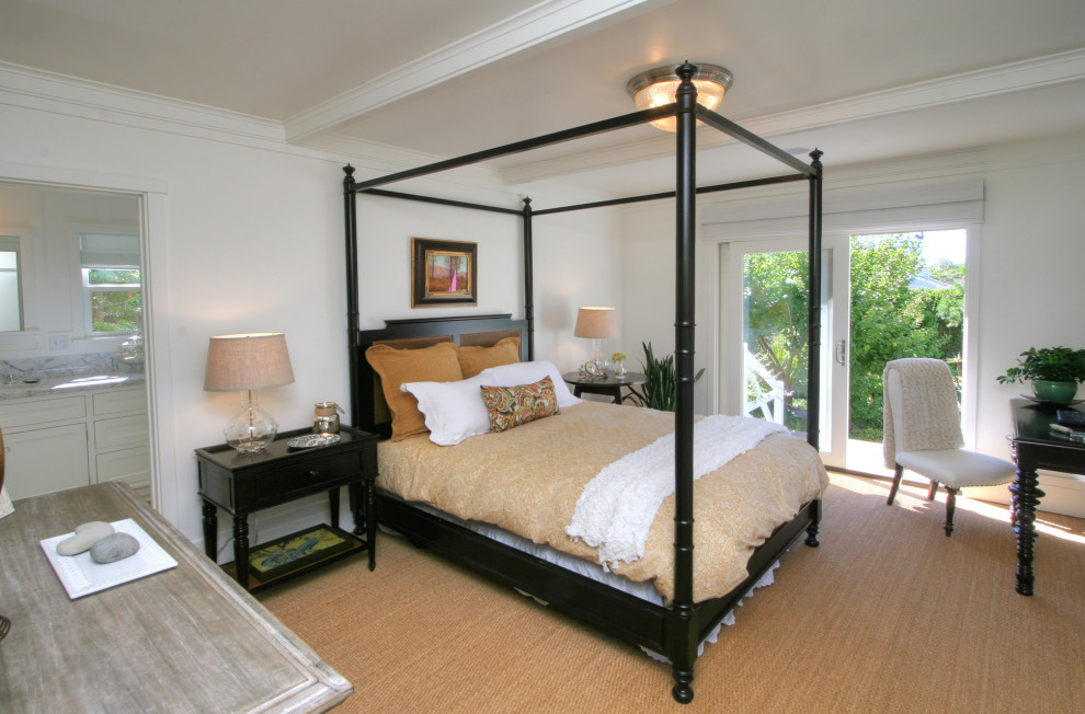 Cette image montre une chambre avec un mur blanc, un sol marron et poutres apparentes.