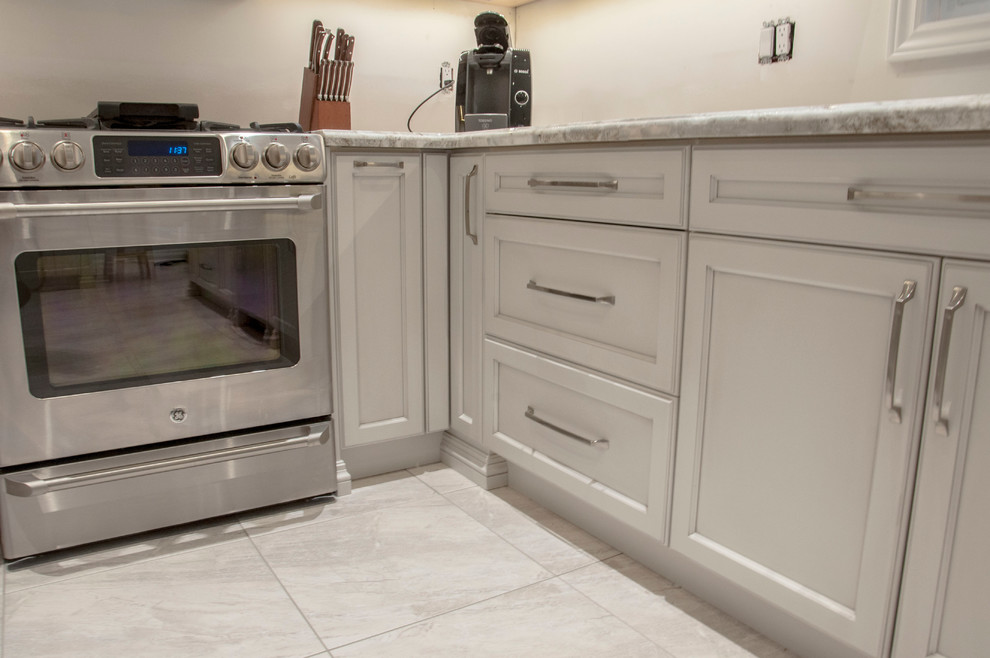 Example of a transitional kitchen design in Toronto