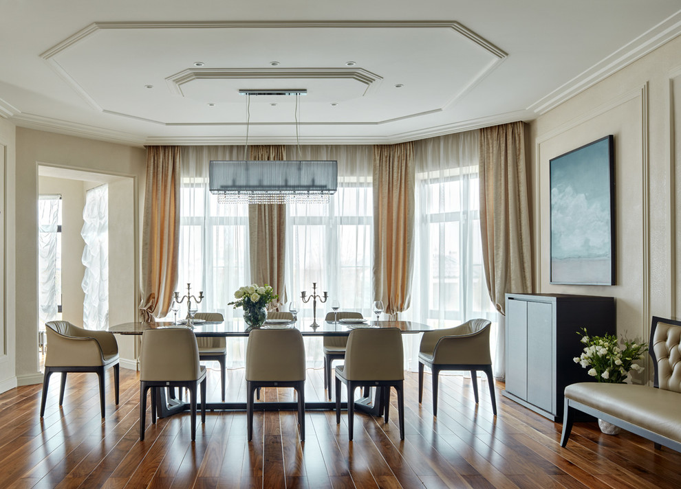 Esempio di una grande sala da pranzo aperta verso il soggiorno con pareti beige e pavimento in legno massello medio