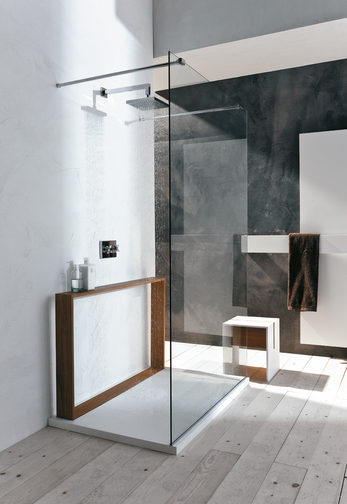 Photo of a modern bathroom in Rome with an open shower.