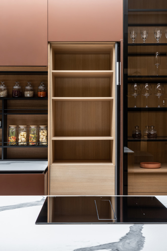 Кухня с медными фасадами