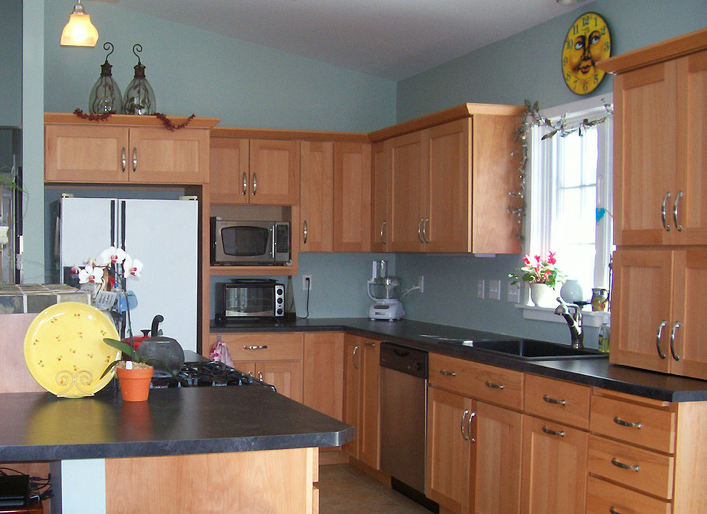 Kitchen - kitchen idea in Cedar Rapids