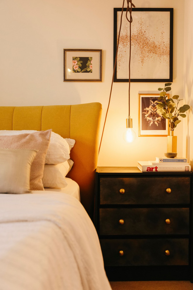 ハンプシャーにある中くらいなおしゃれな主寝室 (黄色い壁、カーペット敷き、ベージュの床、照明) のインテリア