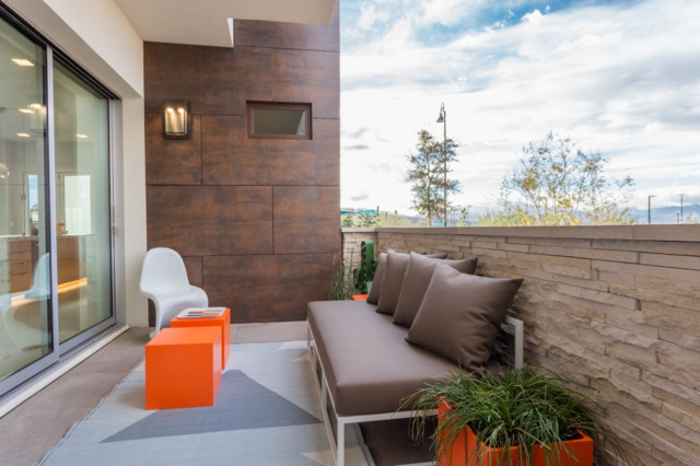 Contemporary Transitional Home contemporaneo-balcone