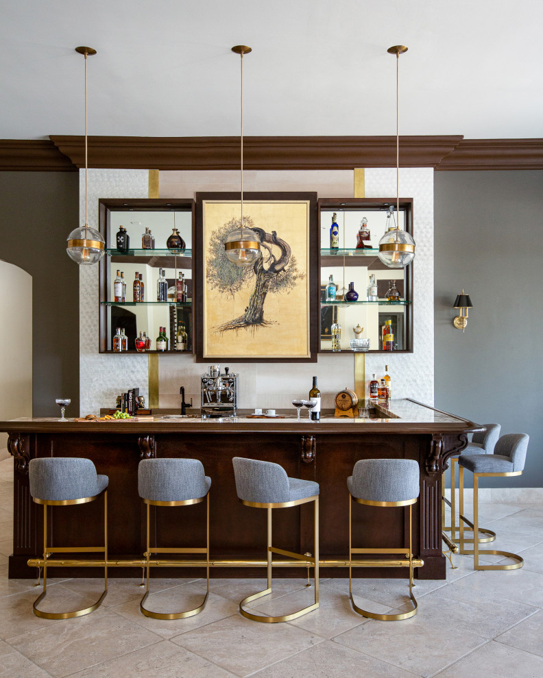 Immagine di un bancone bar moderno di medie dimensioni con ante in legno bruno, top in marmo e paraspruzzi beige