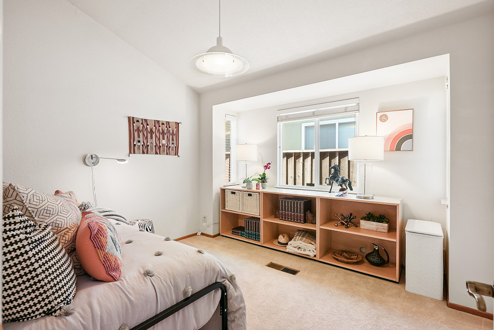 Foto de dormitorio retro pequeño con paredes blancas, moqueta y suelo beige