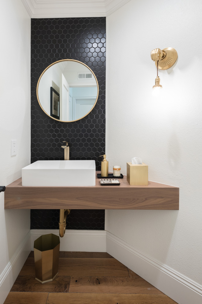 Ispirazione per un bagno di servizio eclettico con piastrelle nere, piastrelle a mosaico, lavabo a bacinella, top in legno e mobile bagno sospeso