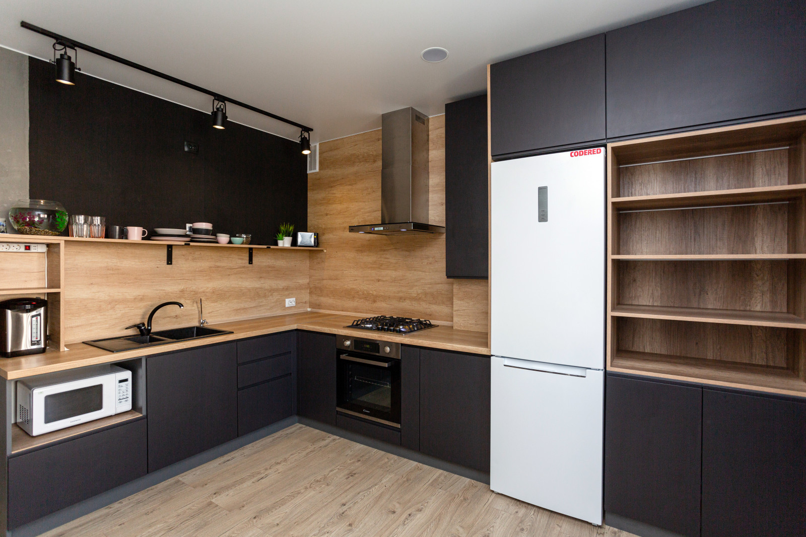 Черная брутальная кухня в современном стиле для тату-мастера