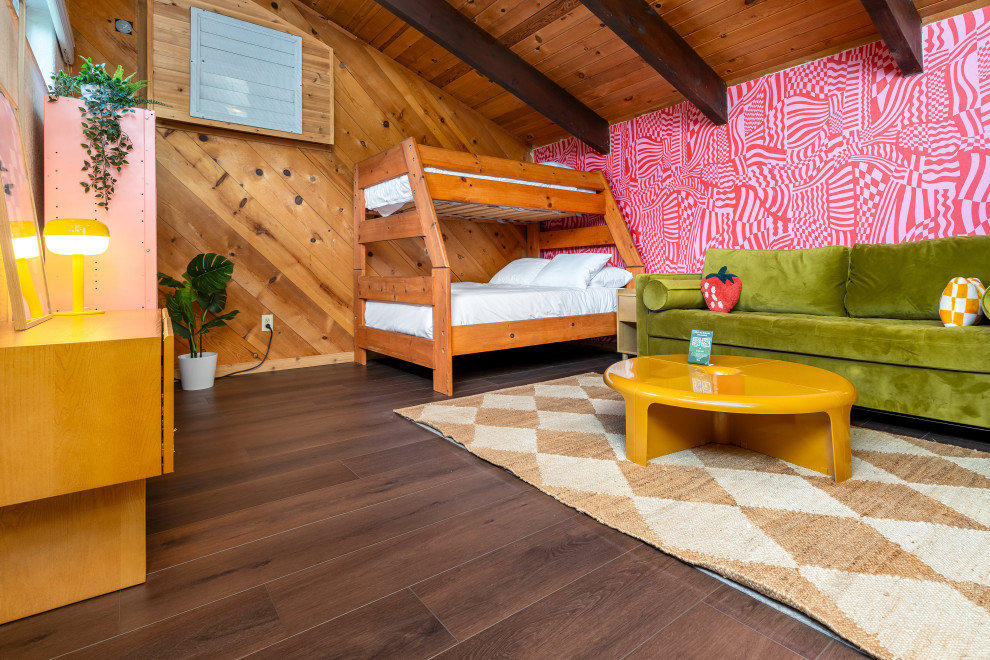 Mittelgroßes Stilmix Schlafzimmer im Loft-Style mit Vinylboden, Kaminofen, Kaminumrandung aus Backstein, freigelegten Dachbalken, brauner Wandfarbe und braunem Boden in Sacramento