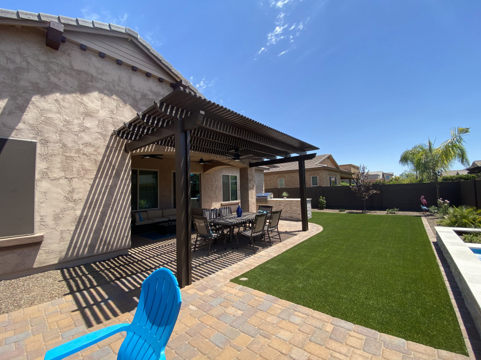 Mittelgroßes, Einstöckiges Modernes Einfamilienhaus mit Lehmfassade, Satteldach, Ziegeldach und braunem Dach in Phoenix