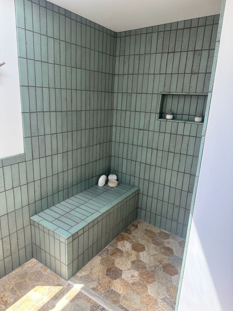 Diseño de cuarto de baño moderno con ducha abierta, baldosas y/o azulejos verdes, ducha abierta y ladrillo