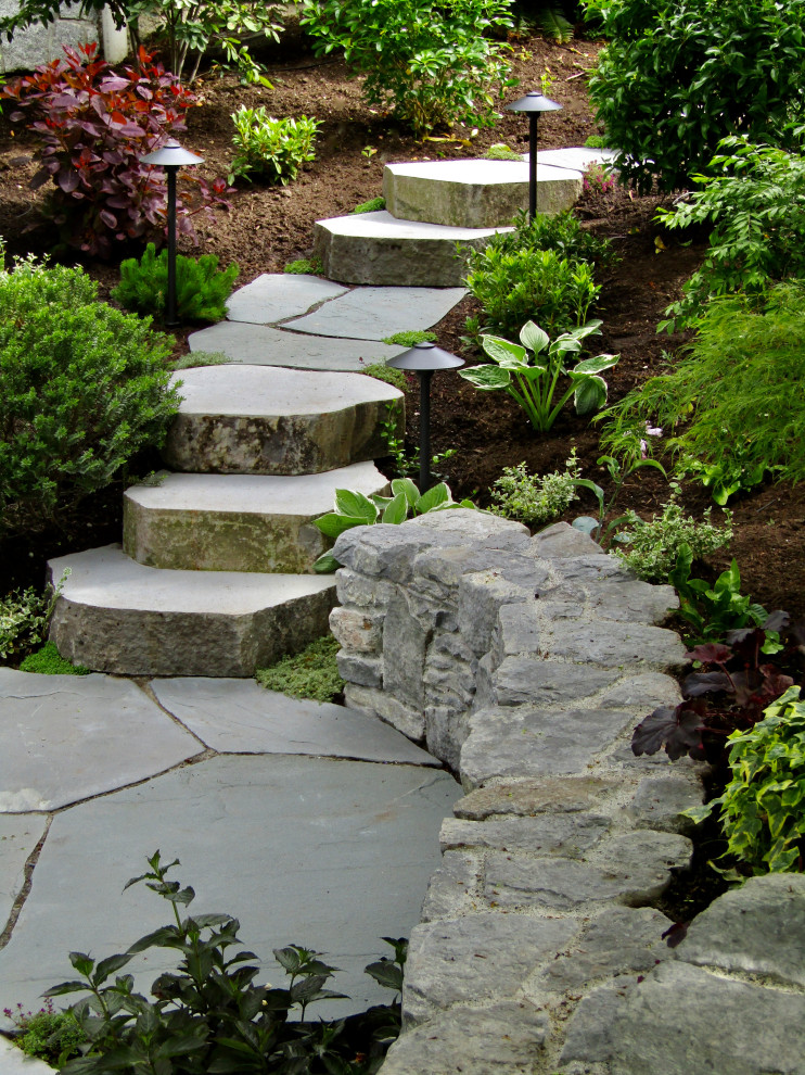 Idee per un giardino stile marinaro in ombra nel cortile laterale con un ingresso o sentiero e pavimentazioni in pietra naturale