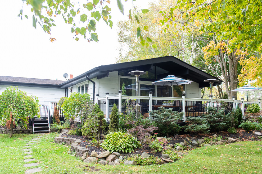 Transitional home design photo in Toronto