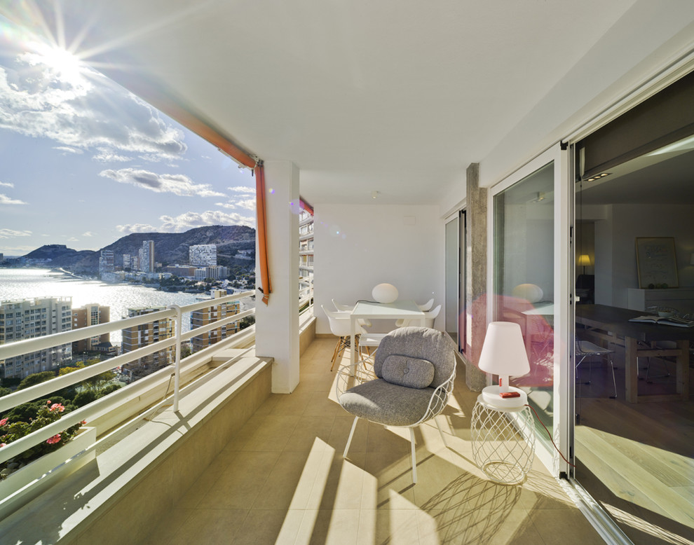 Large beach style balcony in Alicante-Costa Blanca with a roof extension.