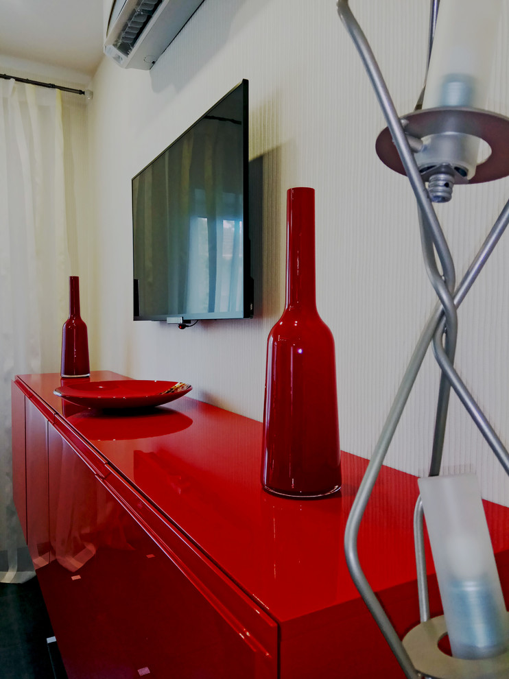 Красная кухня в пригородном поселке