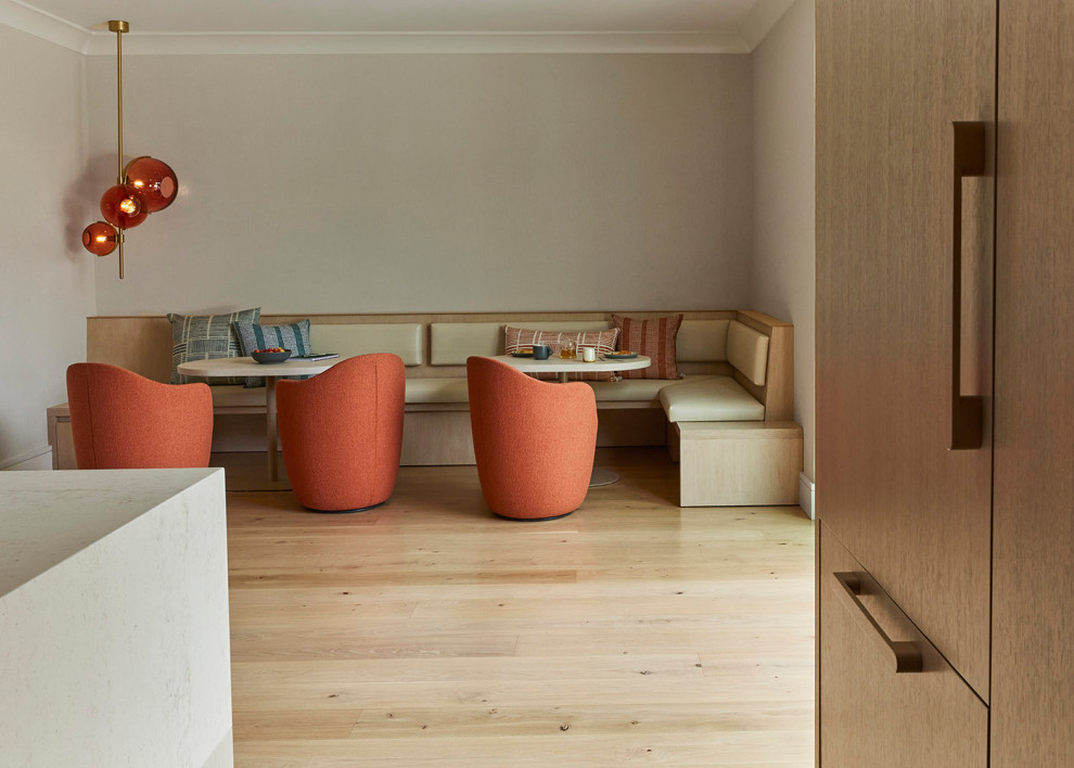 Diseño de comedor actual de tamaño medio sin chimenea con con oficina, paredes grises y suelo de madera en tonos medios