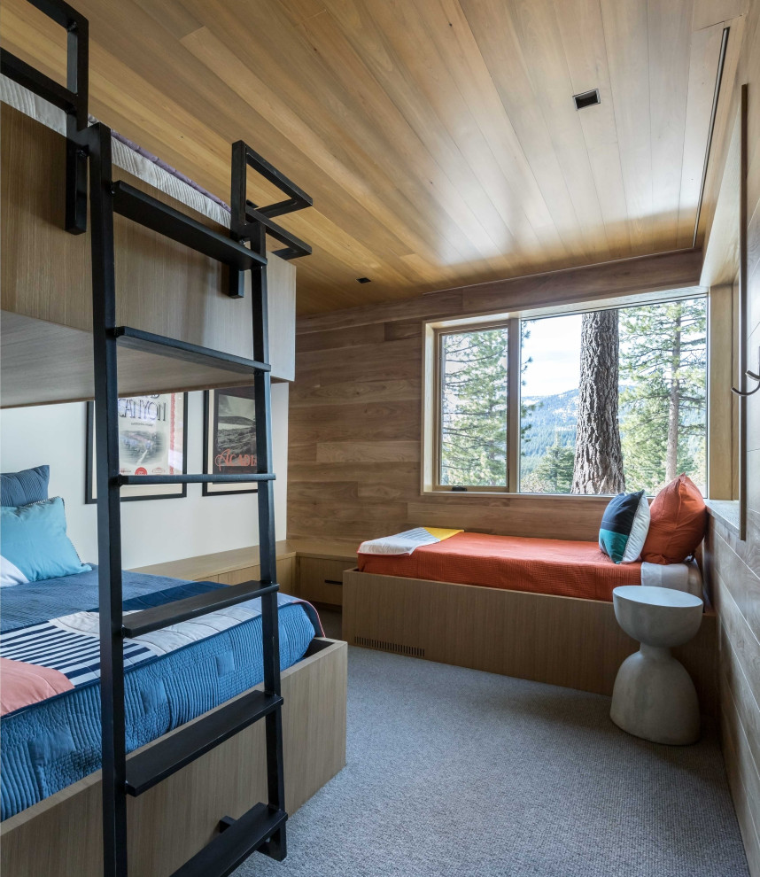 Cette image montre une chambre d'enfant chalet en bois de taille moyenne avec un mur blanc, moquette et un plafond en bois.