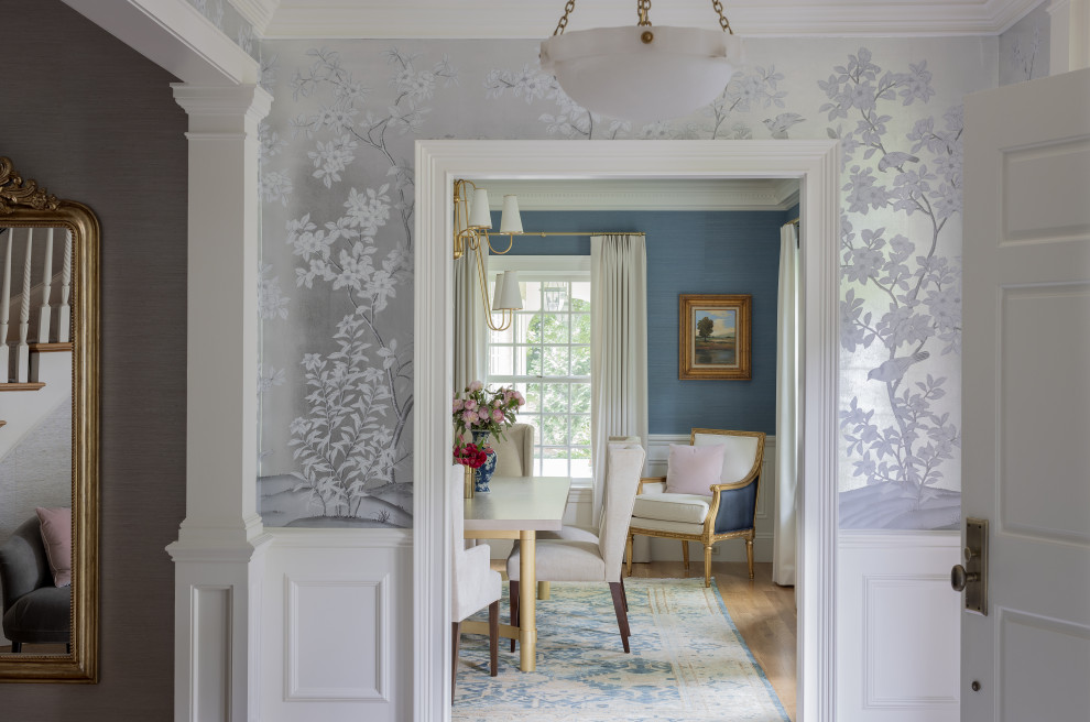 Inspiration för en mellanstor vintage foajé, med metallisk väggfärg, mellanmörkt trägolv, en enkeldörr, en vit dörr och grått golv