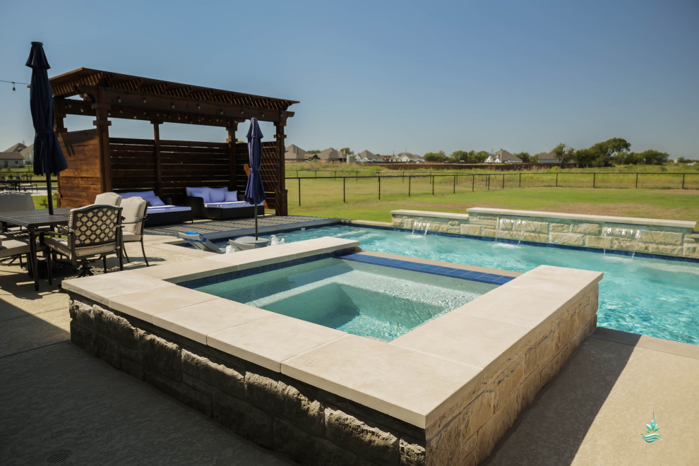Réalisation d'une piscine arrière chalet de taille moyenne et rectangle avec un bain bouillonnant et une terrasse en bois.