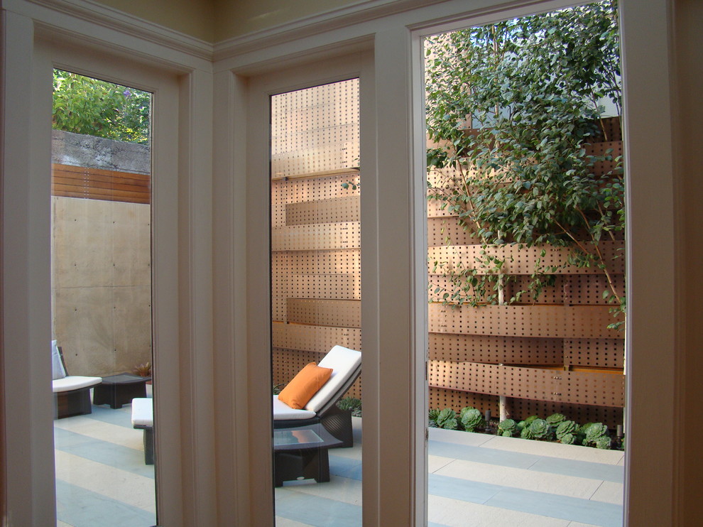 This is an example of a small contemporary courtyard garden in San Francisco.