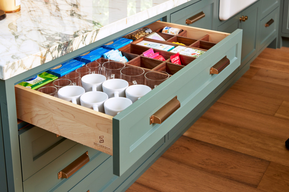 Kitchen - transitional kitchen idea in Toronto