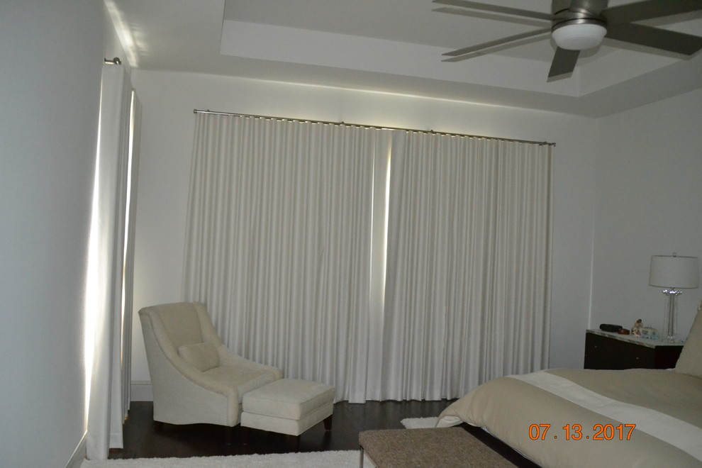 Transitional home design photo in Dallas