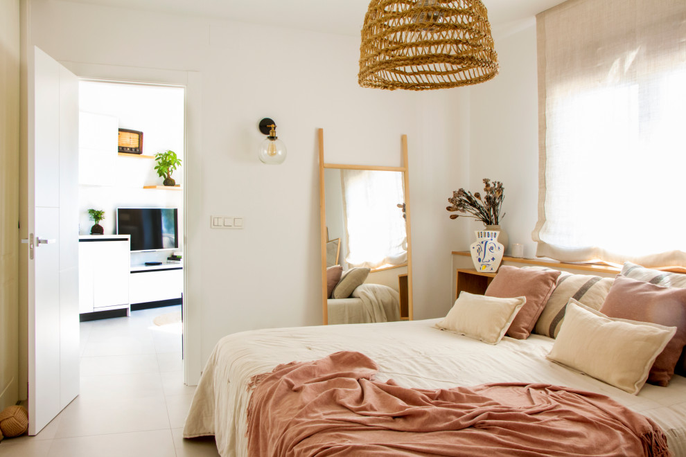 Imagen de dormitorio principal y blanco y madera contemporáneo pequeño sin chimenea con paredes blancas, suelo de baldosas de cerámica, suelo gris y ladrillo