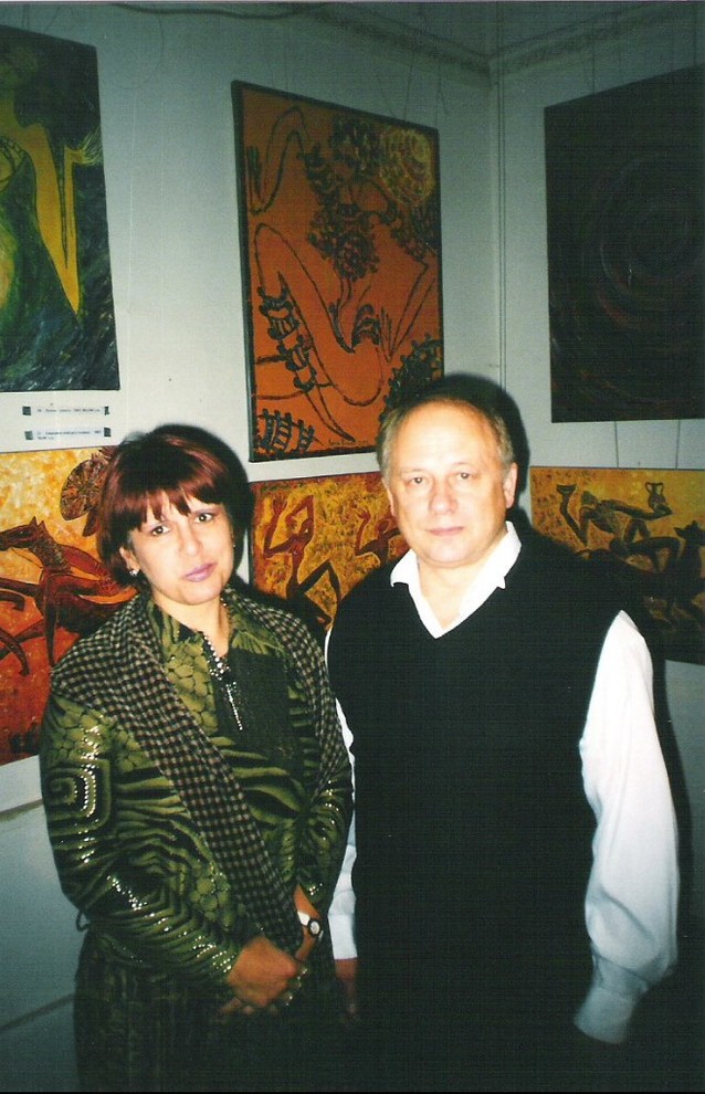 На фоне картин Лики Волчек