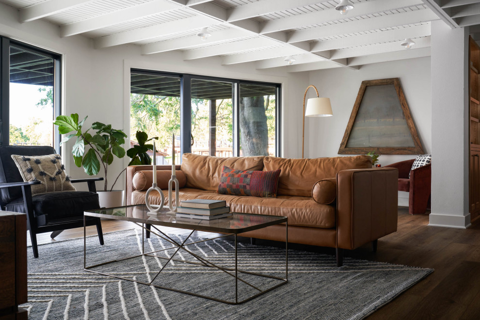 Foto di un soggiorno classico di medie dimensioni e chiuso con pareti bianche, parquet scuro, pavimento marrone e soffitto in perlinato