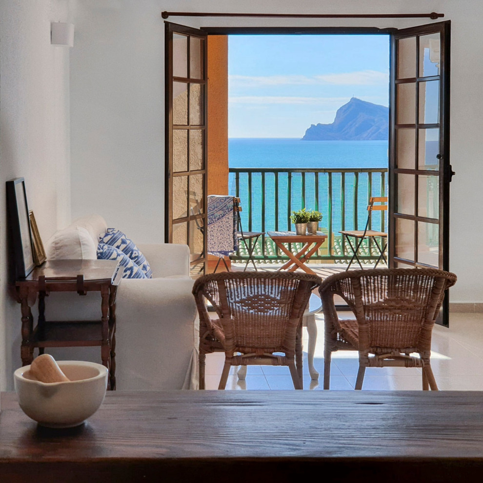 Свежая идея для дизайна: гостиная комната среднего размера в средиземноморском стиле - отличное фото интерьера