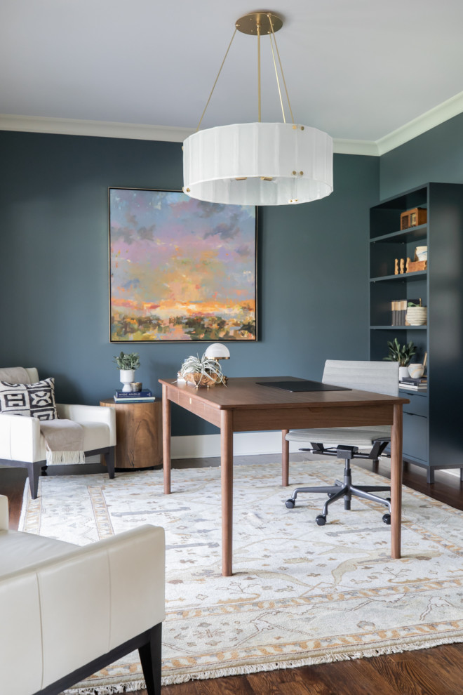 Стильный дизайн: кабинет в стиле фьюжн с синими стенами, темным паркетным полом, отдельно стоящим рабочим столом и коричневым полом - последний тренд