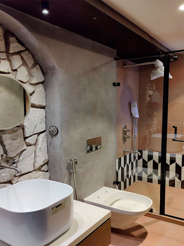 Эстетика и практичность: декоративная штукатурка под цветной микроцемент в ванны