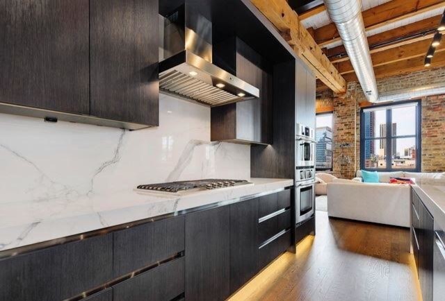 Example of a transitional kitchen design in Chicago