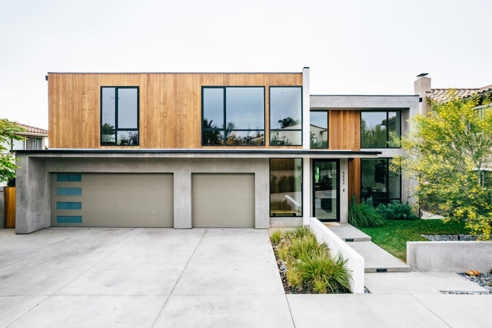 Diseño de fachada de casa gris moderna grande de dos plantas con revestimiento de madera, tejado plano y tejado de varios materiales