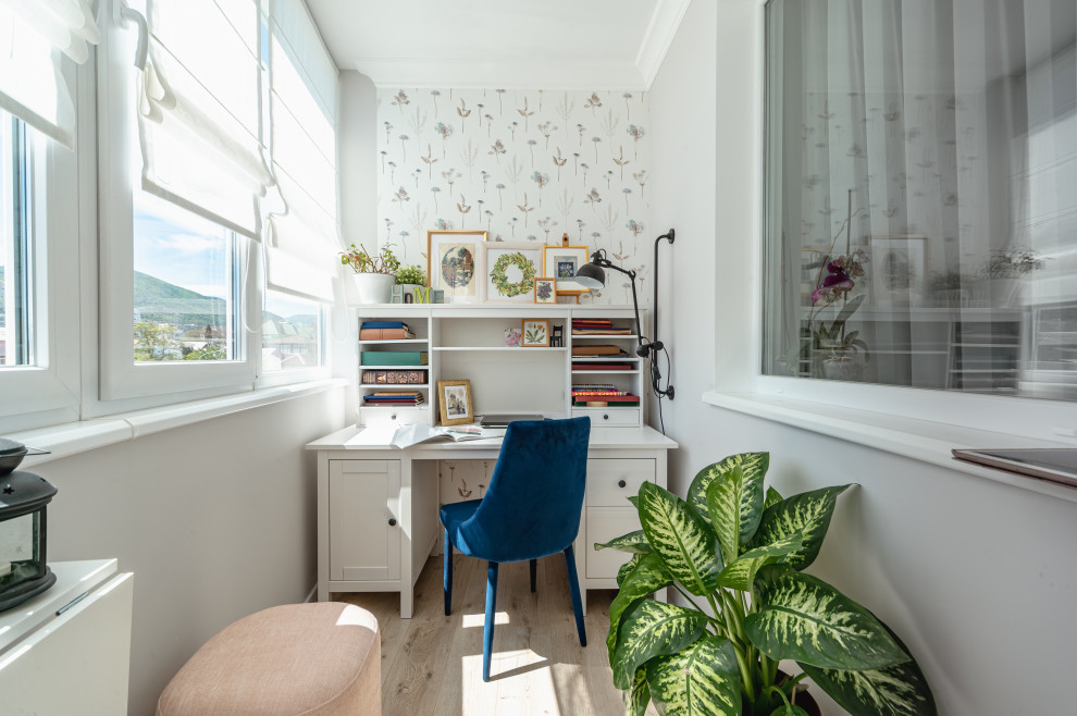 Foto de despacho tradicional renovado pequeño con paredes beige, suelo laminado, escritorio independiente, suelo beige y papel pintado