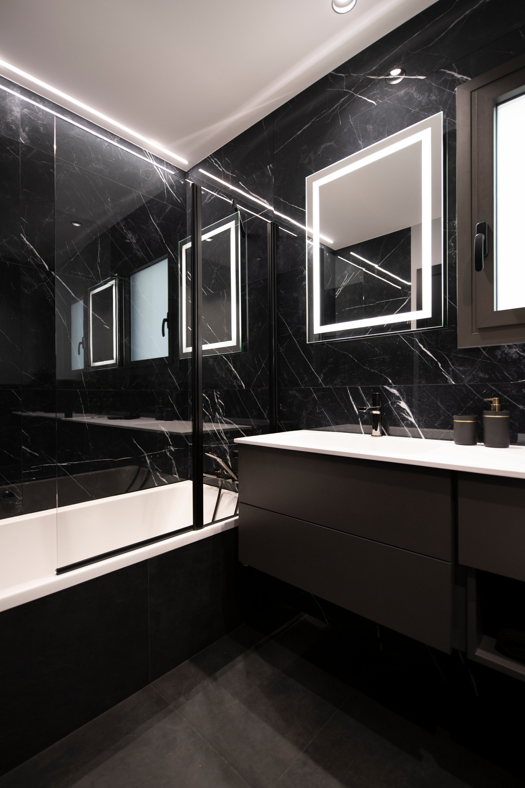 Fotos de baños | Diseños de baños grises y negros con baldosas y/o azulejos  negros - Julio 2023 | Houzz ES