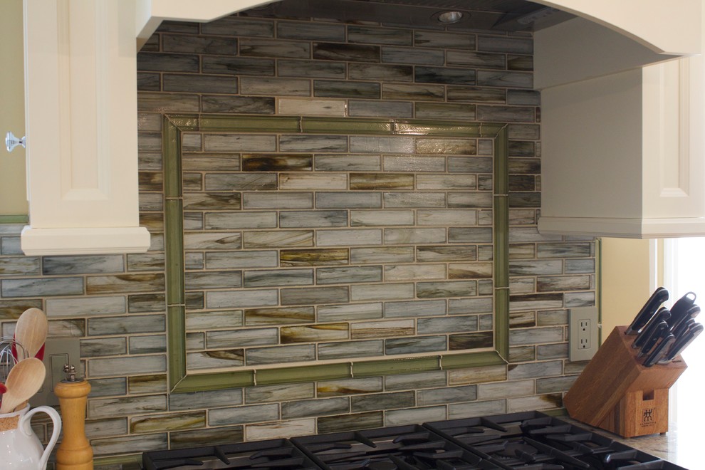 Transitional kitchen photo in Cincinnati
