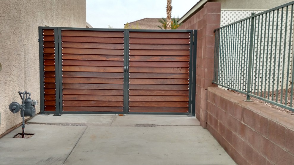 Photo of a mid-sized industrial side yard concrete paver driveway in Los Angeles.