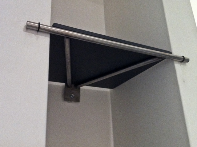 High tech inside industrial-badezimmer