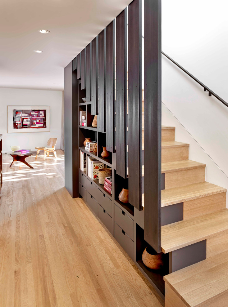 Идея дизайна: лестница в стиле ретро с металлическими перилами и кладовкой или шкафом под ней