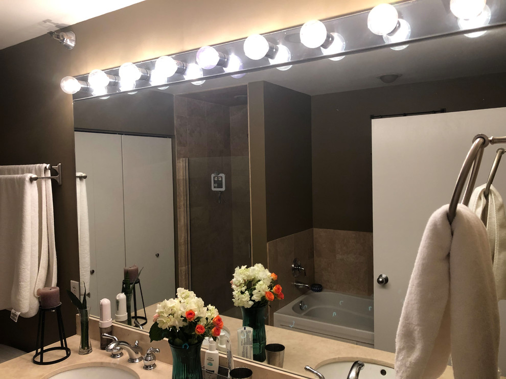 Transitional home design photo in Chicago