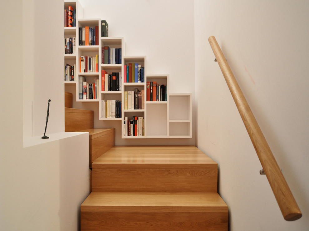 This is an example of a contemporary wood curved staircase in Frankfurt with wood risers.