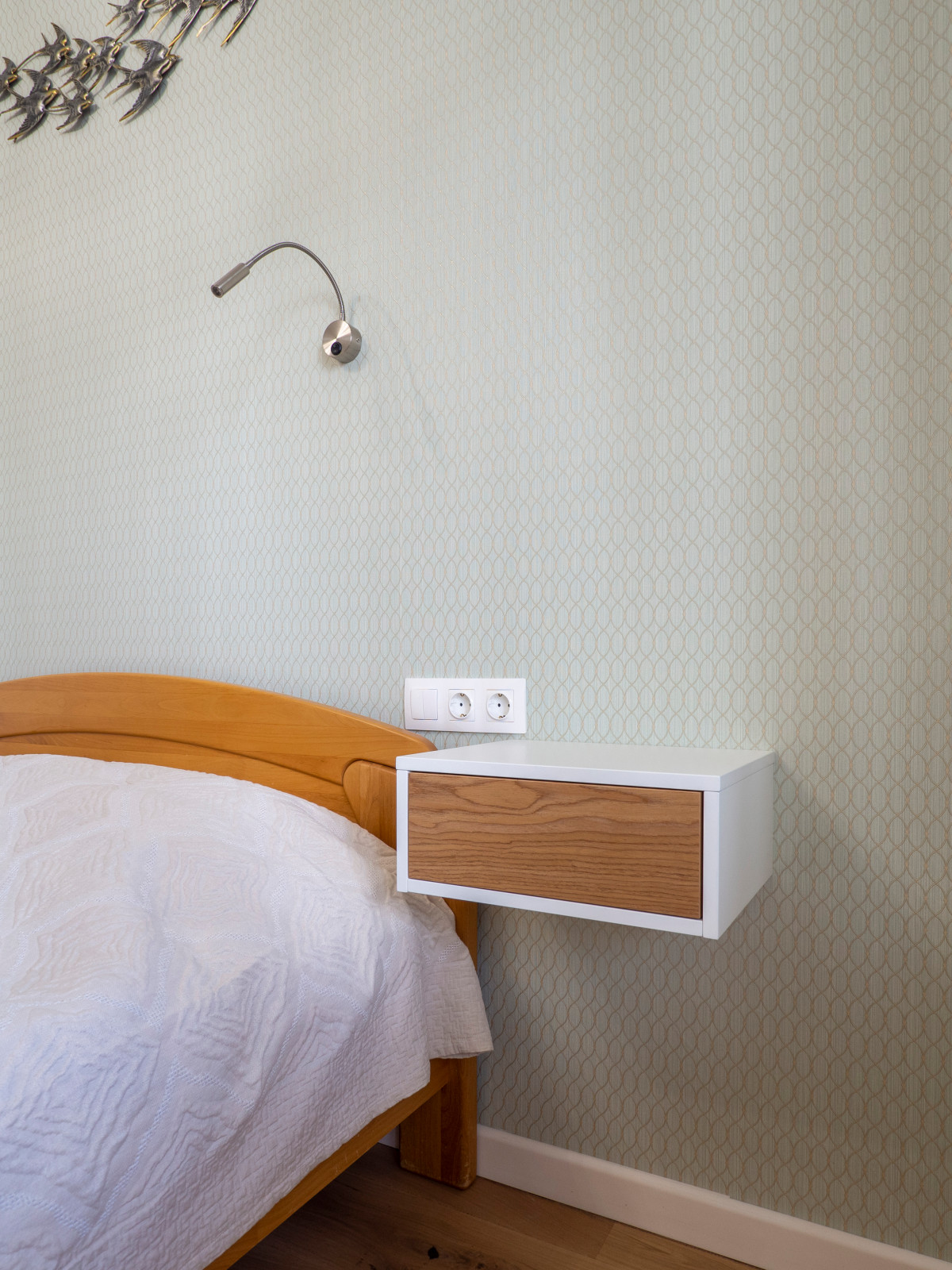 Меблировка спальни и кабинета в светло-мятном цвете