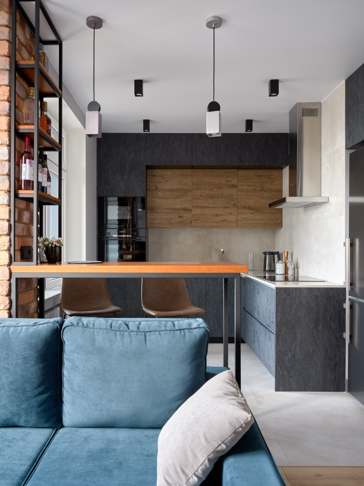 Идея дизайна: гостиная комната среднего размера в стиле лофт с коричневыми стенами, полом из ламината, зоной отдыха, коричневым полом, кирпичными стенами и синим диваном