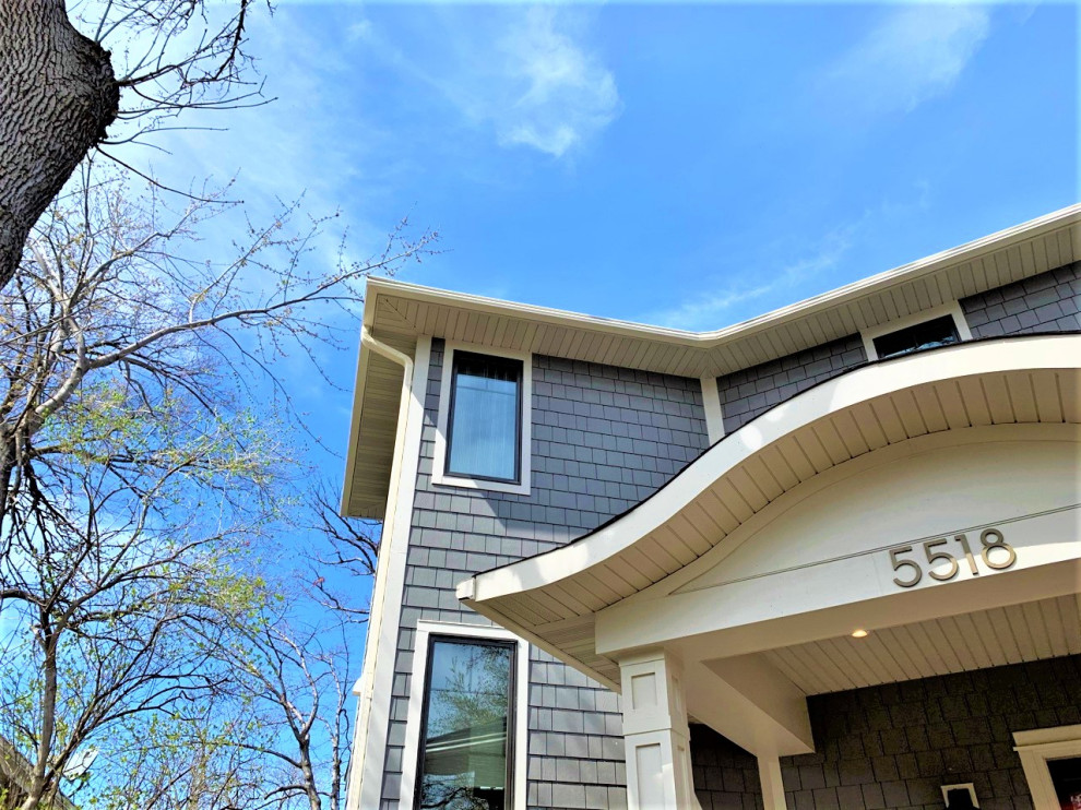 Modelo de fachada de casa gris y gris contemporánea grande de dos plantas con tejado de teja de madera