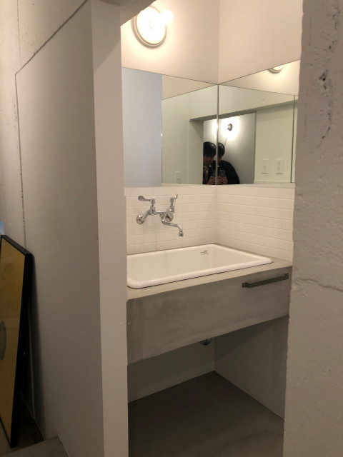 ミニマルな洗面 moderno-bagno-di-servizio