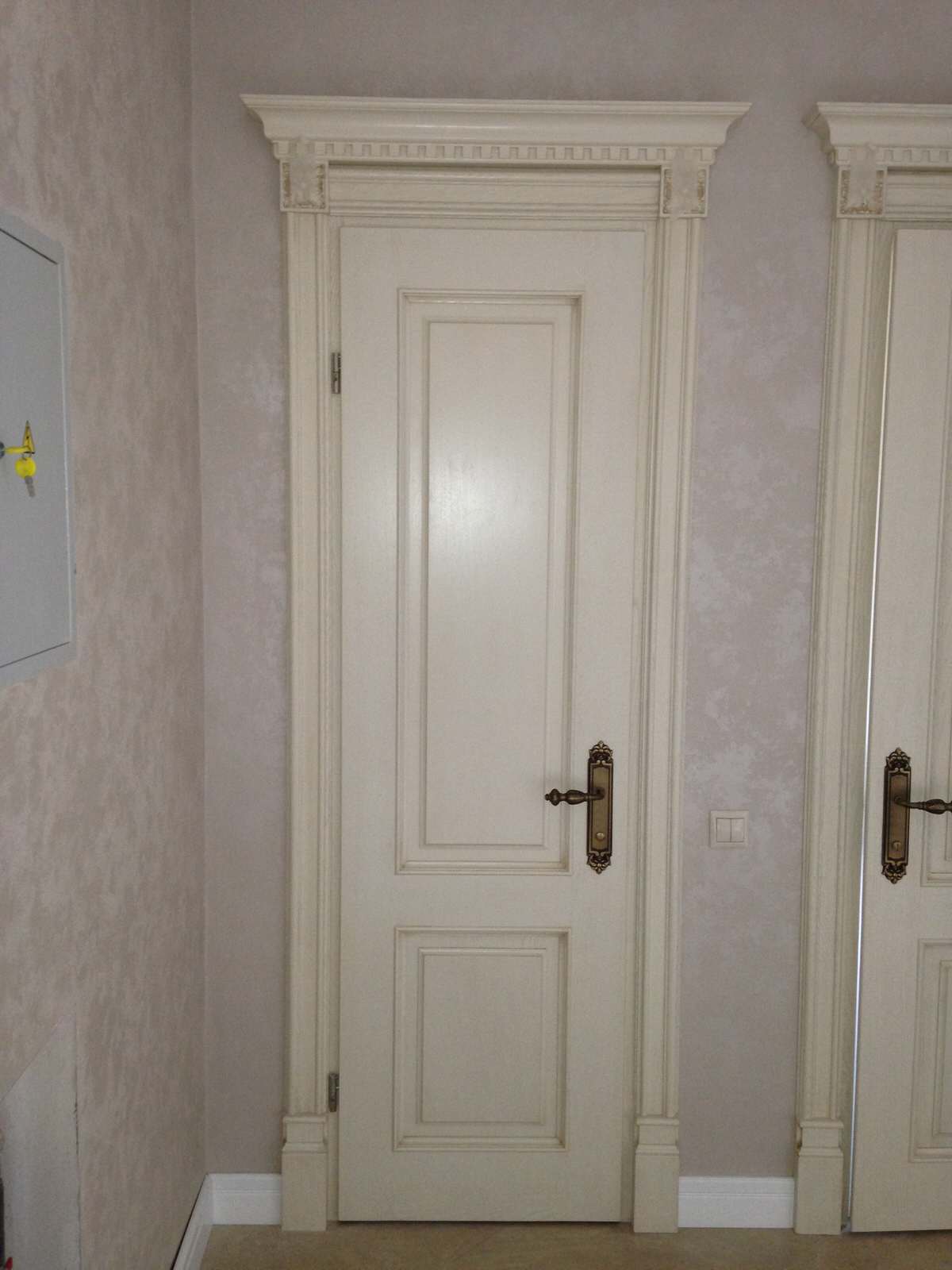 Двери из массива ясеня в классическом стиле