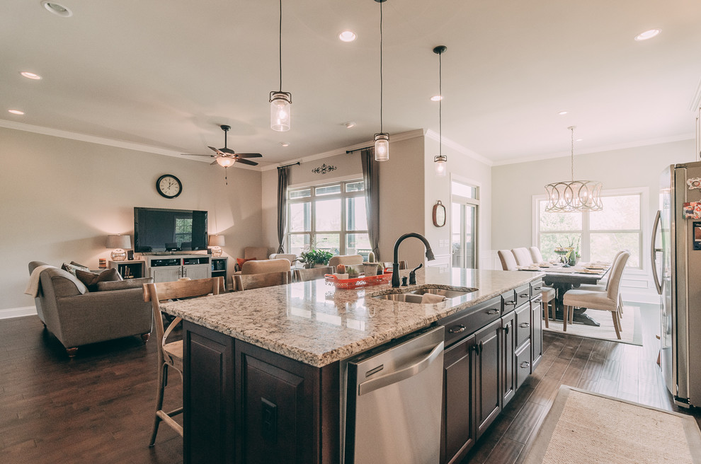 Transitional home design photo in Nashville